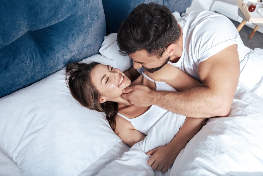 Ter uma vida sexual saudável traz benefícios que vão muito além do prazer momentâneo. O sexo promove a liberação de hormônios que combatem o estresse e aliviam as dores, além de melhorar a imunidade e deixar a pele mais bonita.