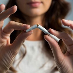 O tabagismo é considerado um dos maiores problemas de saúde pública do mundo. Isso acontece porque, apesar de gerar lucros exorbitantes para a indústria de cigarro, esse hábito é extremamente prejudicial para a saúde. Atualmente sabe-se que em apenas um cigarro há mais de 4500 substâncias químicas que são tóxicas e cancerígenas